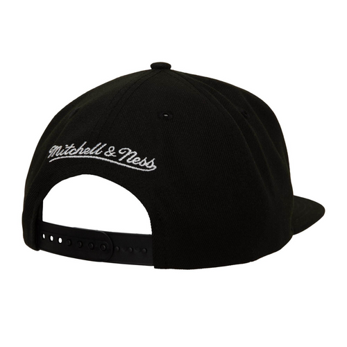 Czapka z daszkiem Mitchell & Ness NBA Iridescent Xl Logo HWC Chicago Bulls - HHSS3186-CBUYYPPPBLCK